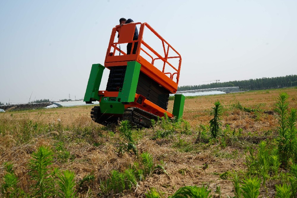 泥土，青草與履帶痕：法斯特履帶升降機的田野筆記?！